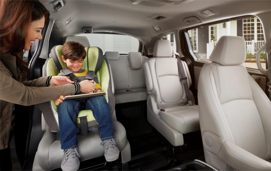 Интерьер Honda Odyssey 2017 года  (фото 45 из 160)